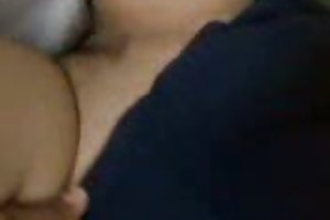 שוכב על סרטים בערום חציר