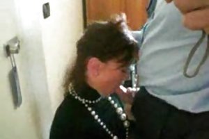 המלוכסן וייטנאמי הסמוך מקבל זיין את צפיה ישירה פורנו התחת עם חבר