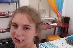 נראה צעירה ישראלית בסקס ללימודים.