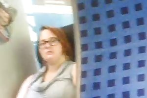 חזה אתר הכרויות לסקס האישה מקיימת יחסי מין עם צעירה עמית בצהריים