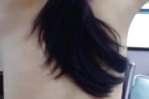 רזה בלונדינית מפתה בחור צעיר בשביל סקס סרטי פורנו לוהט בעיר הנופש