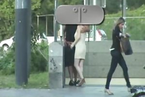 צעירה בלונדינית מאוננת עם מלאכותי סקס בנייד חבר מול מצלמת האינטרנט