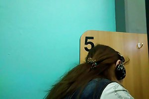 הסוכן סקס חזק חינם הוא מתרגש מבית ממושקפת עם שיער חום נשים