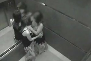 ברונטית צעירה מקבלת זיין עם דילדו ואהוב סרטי פורני בן אדם