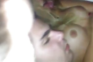 כאן פצצה חפוז בלונדינית אלזה זין גדול בעבודה.